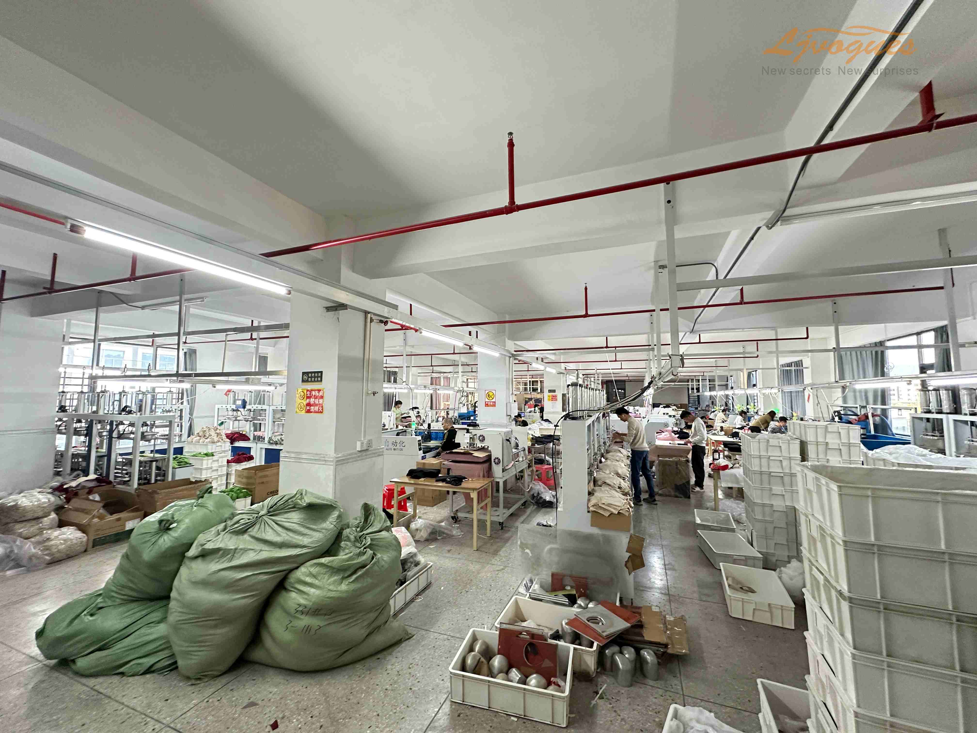 LJVOGUES-interior-taller-de-fabrica-de-ropa-ropa-de-epoca (1).jpg