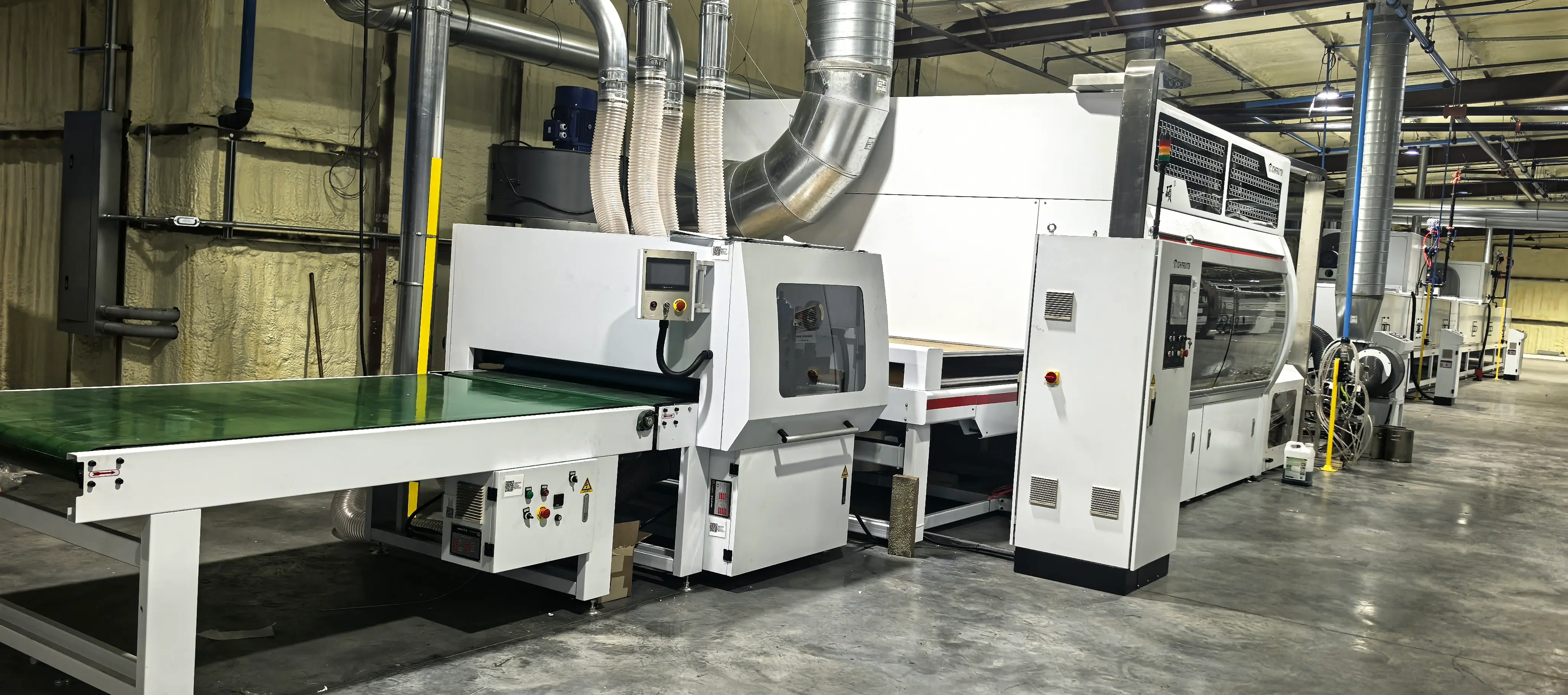 cabine autom&aacute;tica da m&aacute;quina de pintura em spray e &aacute;rea de filtragem de n&eacute;voa de tinta