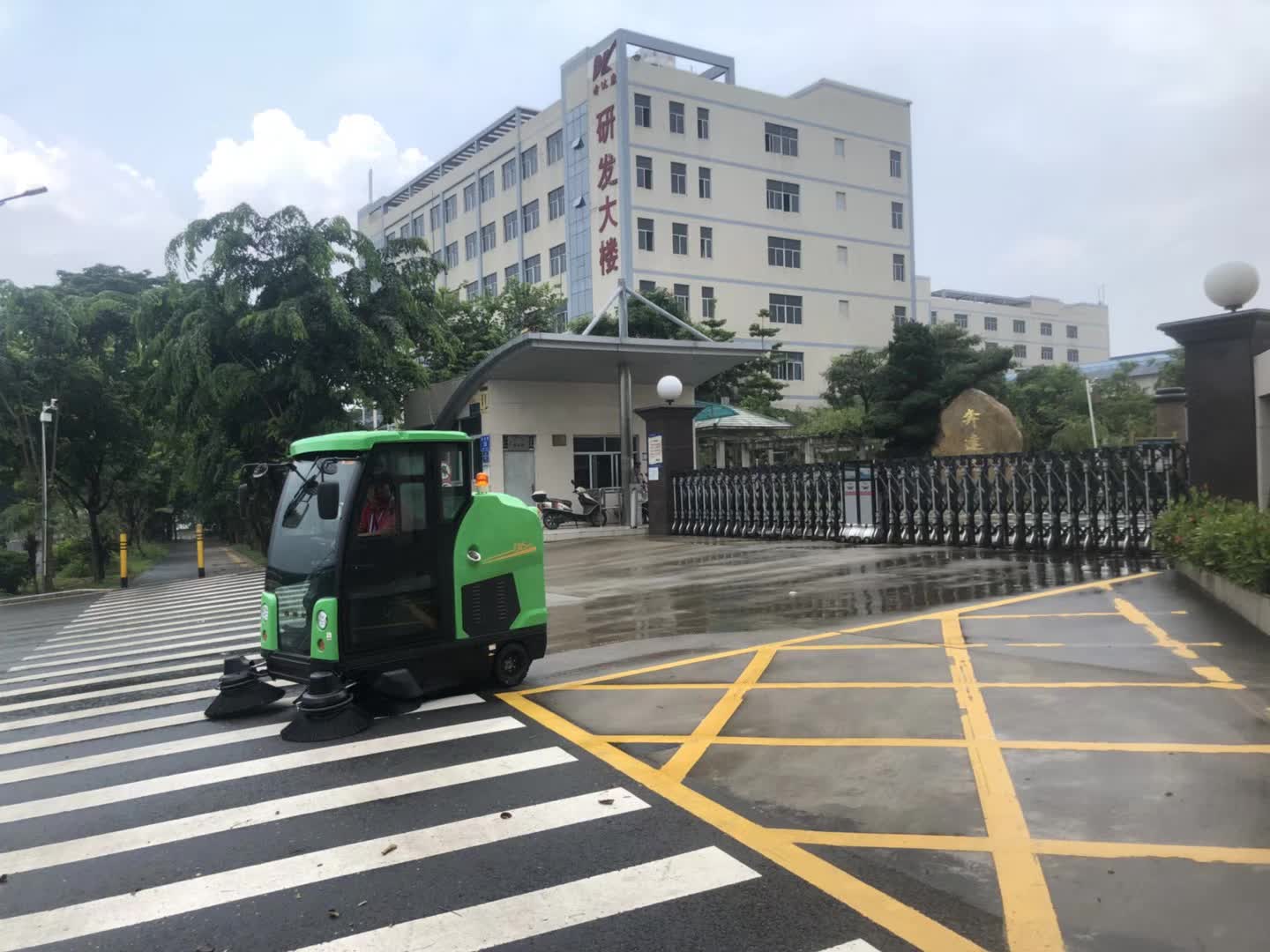 DQS19C 工厂用扫地车案例 (3)