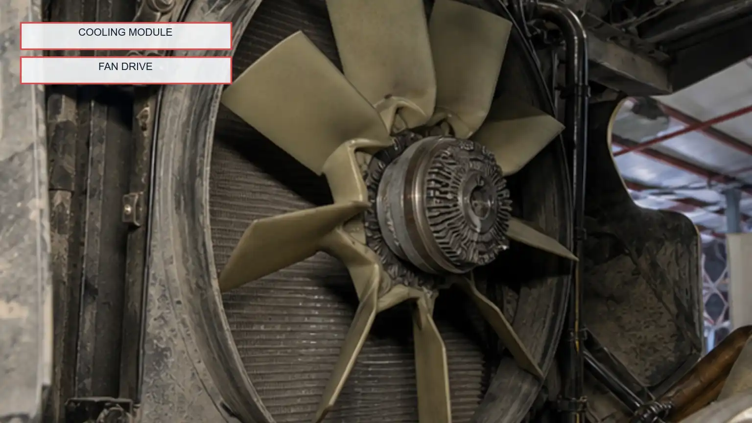 Radiator, mantel, koelventilator en ventilatoraandrijving voor zware vrachtwagens samen getoond tijdens een stationaire werkplaatsinspectie.