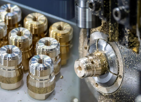 Como a usinagem CNC difere dos m&eacute;todos de usinagem tradicionais (Guia do comprador OEM)