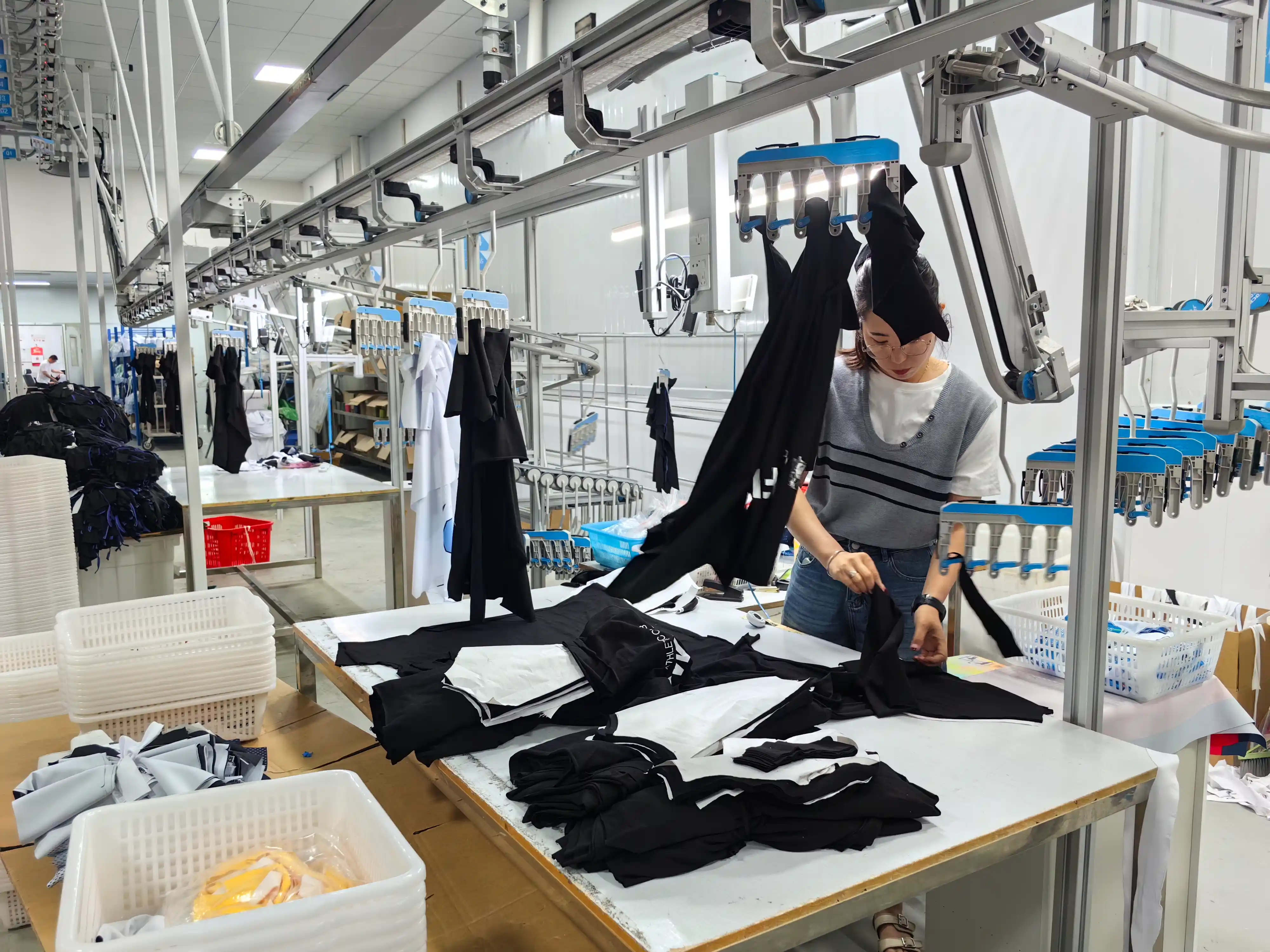 d&acirc;y chuyền lắp r&aacute;p quy tr&igrave;nh may của ljvogues