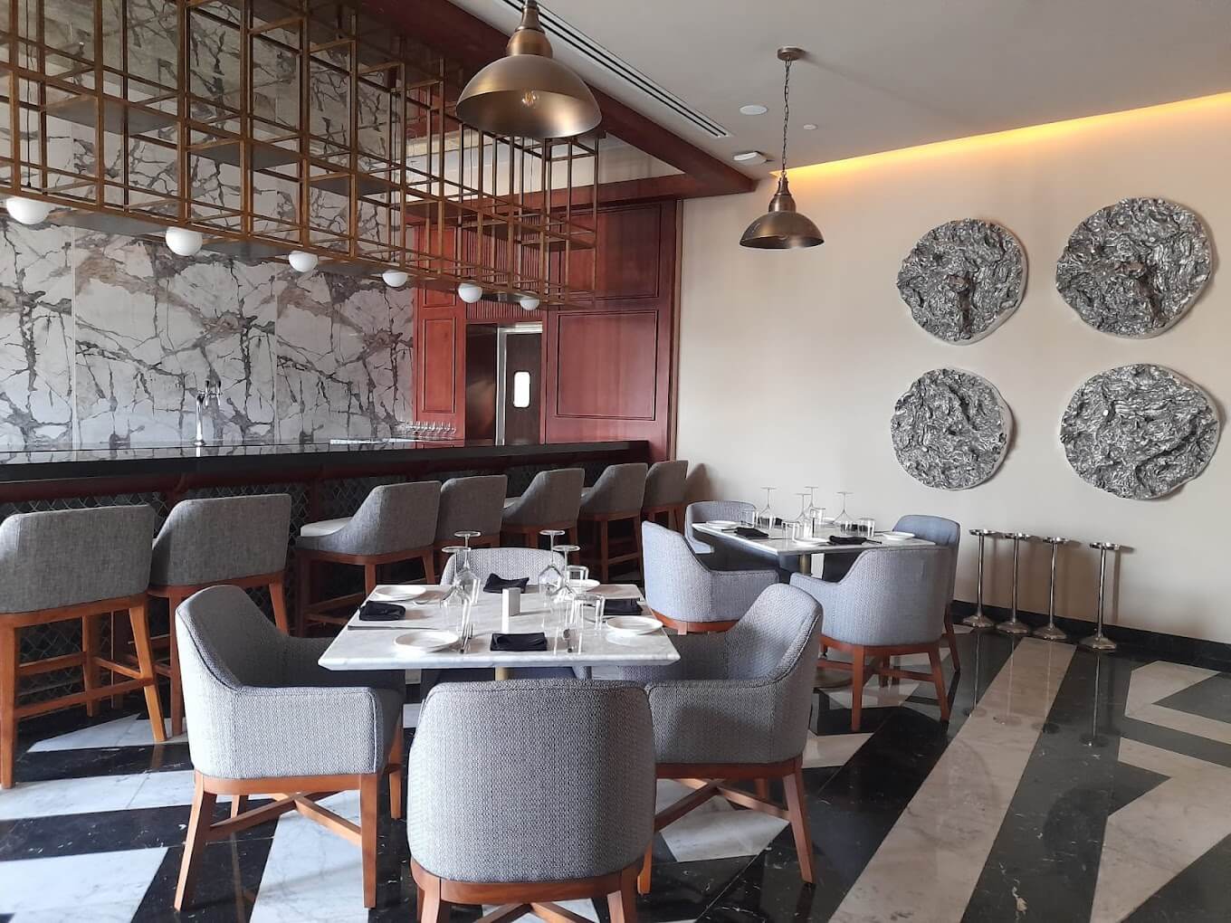 m&oacute;veis de restaurante sob medida para projeto de hospitalidade de luxo tropical - Butch's Siland Chophouse