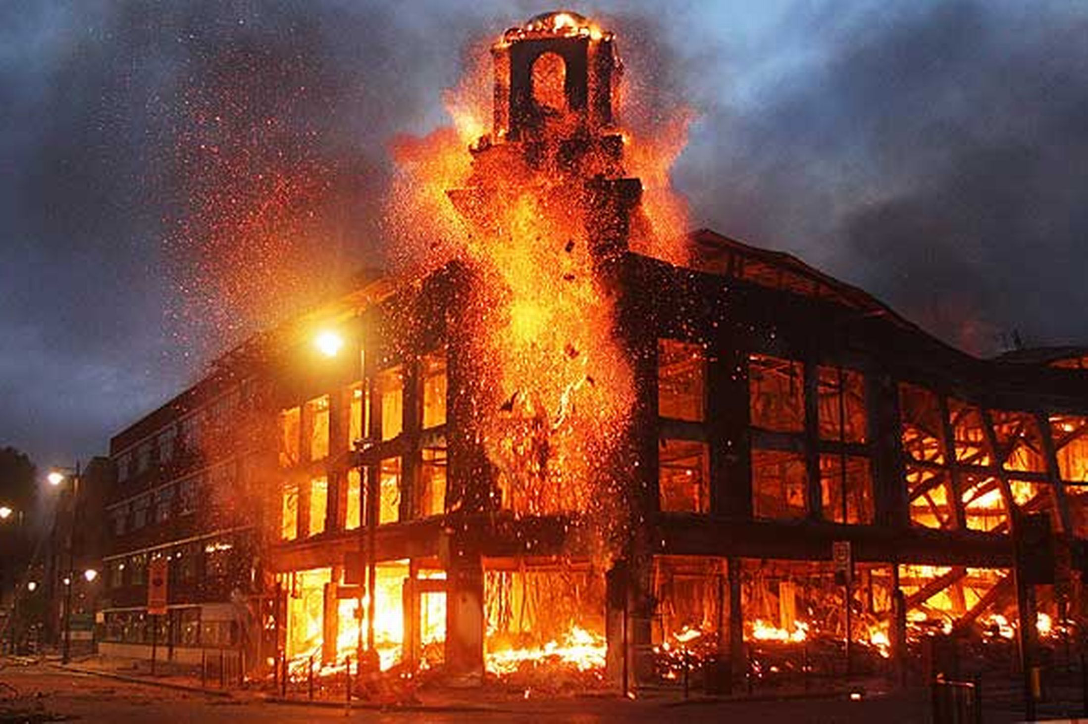 Why does the wire short-circuit and catch fire?